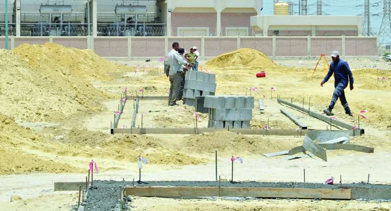 العمالة المدربة... نقص أعداد وزيادة أسعار (تصوير سعود سالم)