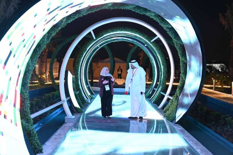 سميرة الكندري متحدثة إلى الزميل ناصر الفرحان