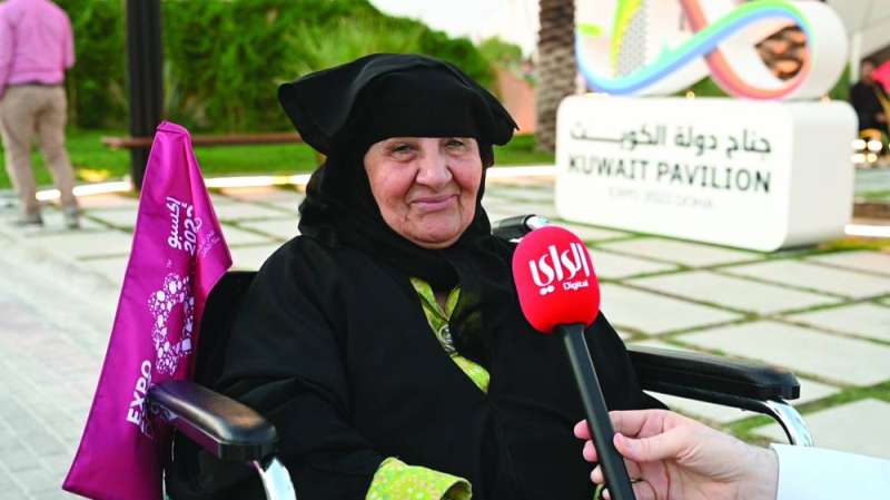 سيدة كويتية حضرت إلى الدوحة لزيارة جناح الكويت