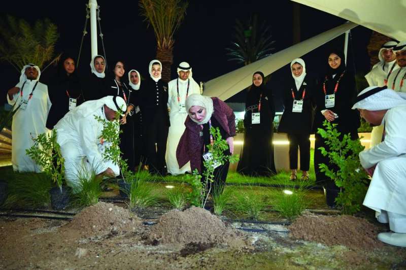 الكندري وعدد من أعضاء وفد الكويت خلال غرس شجيرات في الجناح 	(تصوير أسعد عبدالله) 