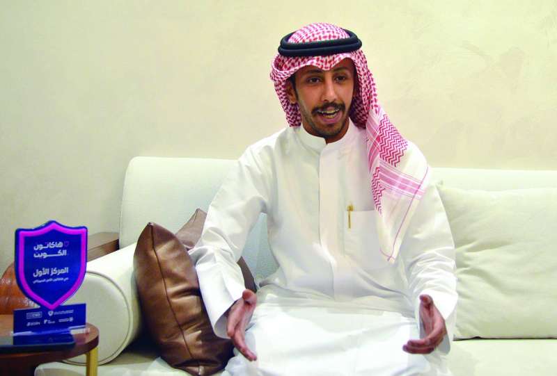 عبدالعزيز المطيري متحدثاً لـ«الراي» (تصوير سعود سالم)