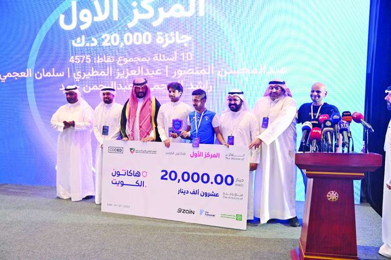 


طلال الخالد خلال تكريم الفريق الفائز بالمركز الأول 