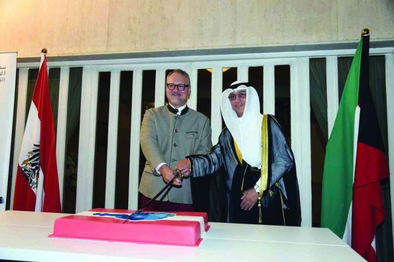 


السفيران الدخيل ووربا يقصان قالب الحلوى خلال الاحتفال 