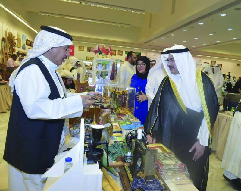 


الوزير في جولة على المعرض 