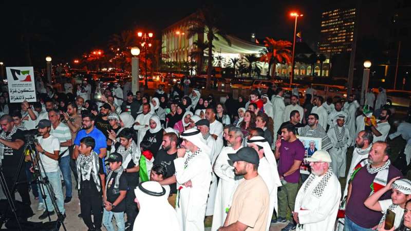 مُتضامنون من كل الأعمار والفئات في ساحة الإرادة 