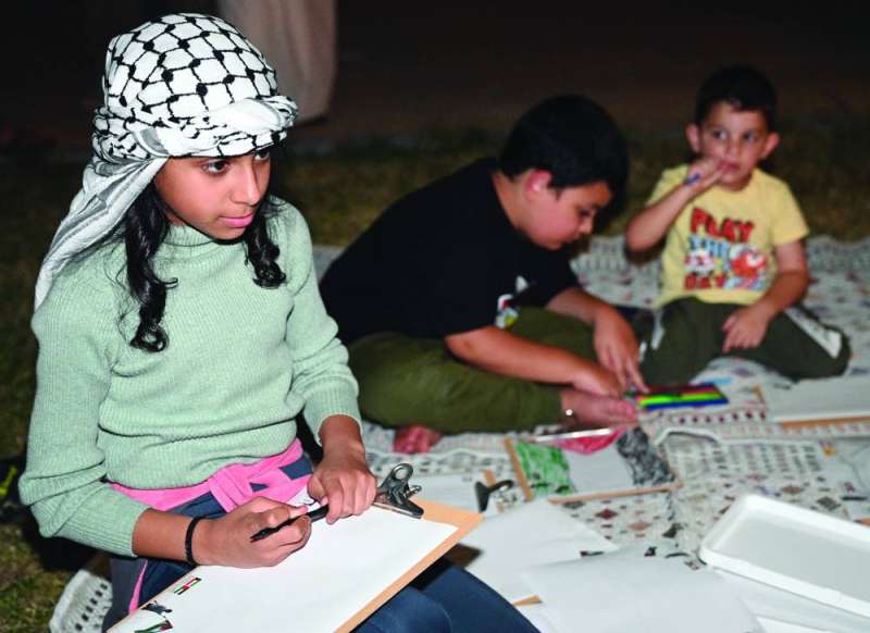 أطفال يُعبّرون عن تضامنهم بالرسم