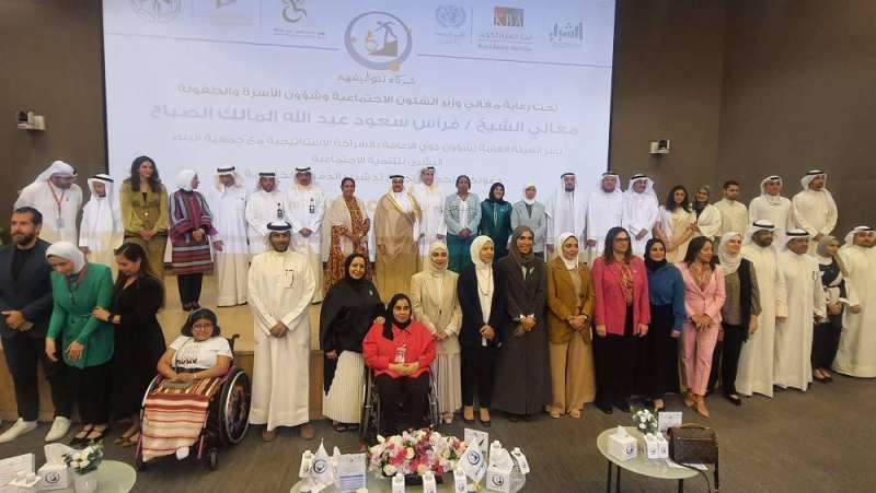 الوزير الصباح متوسطا المشاركين في الحفل