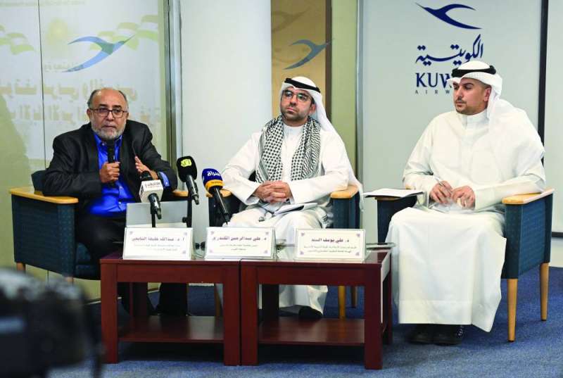  الشايجي والسند ومقدم الندوة علي الكندري 	(تصوير نايف العقلة) 