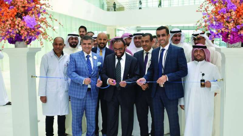 قص شريط افتتاح المعرض المصاحب للاحتفال بيوم الصدفية	 (تصوير سعود سالم) 