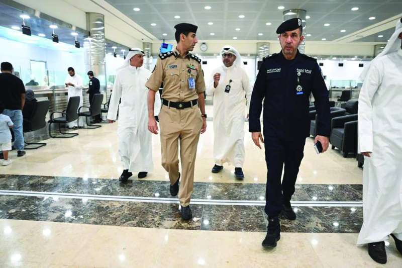 


اللواء الخالد خلال الجولة في المبنى الجديد عقب افتتاحه 	 (تصوير نايف العقلة) 