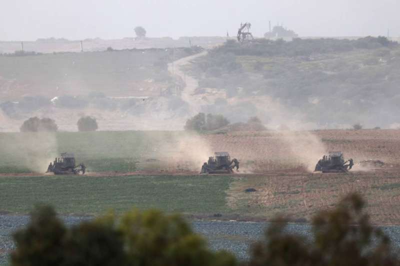  جرافات إسرائيلية تتقدم نحو شمال غزة أمس (أ ف ب)