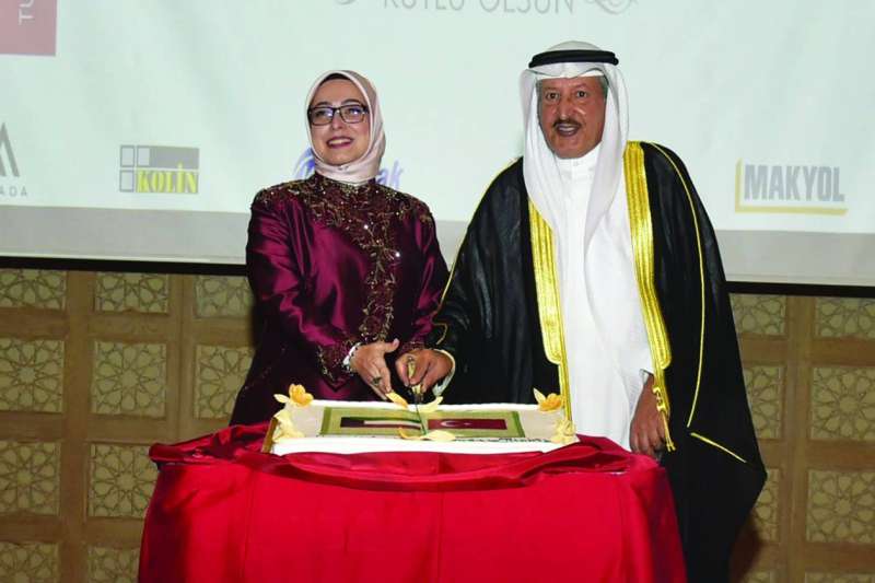 الرقبة يشارك السفيرة سونمز قطع قالب الحلوى 