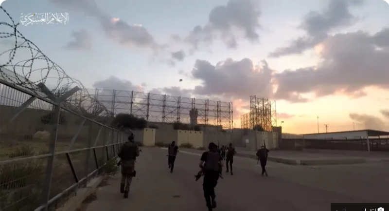  صورة من فيديو بثته «القسام» لعملية اقتحام معبر إيريز