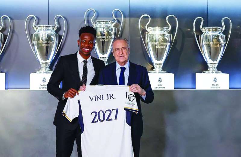 فلورنتينو بيريز مع فينيسيوس جونيور بعد تجديد العقد