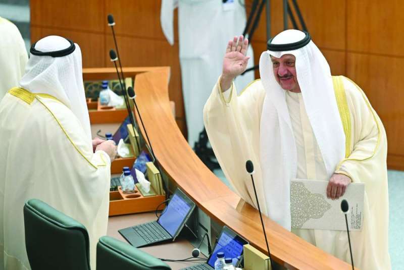 


الوزير الكندري يحيي النواب 