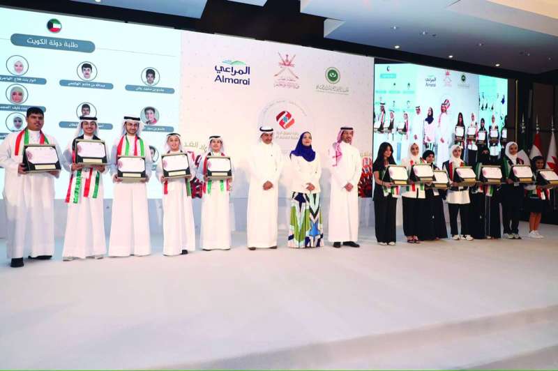 الفائقون والفائقات خلال تكريمهم في مسقط