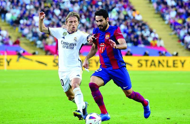 


إيلكاي غوندوغان محاولاً تخطي لوكا مودريتش خلال الـ «كلاسيكو» 