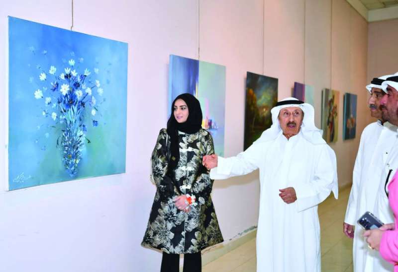 هدى كريمي تشرح عن لوحاتها بحضور عبدالرسول سلمان