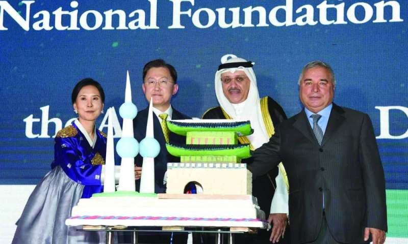 


حيات مشاركاً السفير الكوري وعميد السلك الديبلوماسي قطع قالب الحلوى 