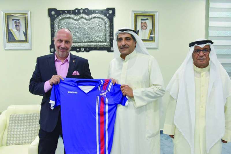 المعصب يهدي السفير المجري قميص التضامن