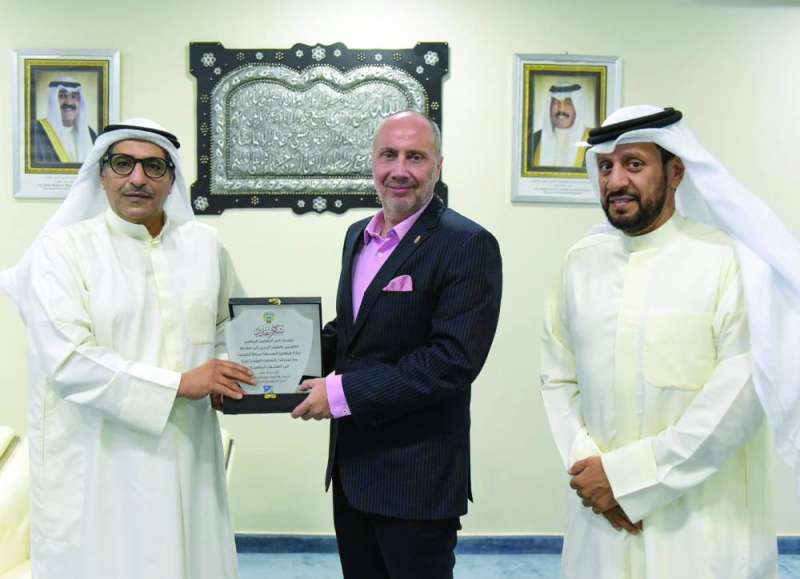 


المعصب يهدي السفير المجري درعاً تذكارية بحضور الركاكة 