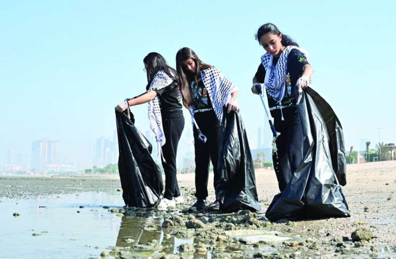 


فتيات بالوشاح الفلسطيني خلال الحملة 