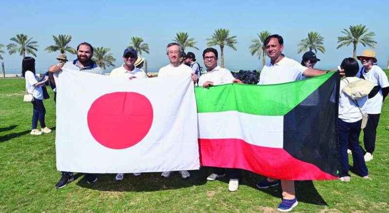 


السفير الياباني وعدد من المشاركين في حملة التنظيف 