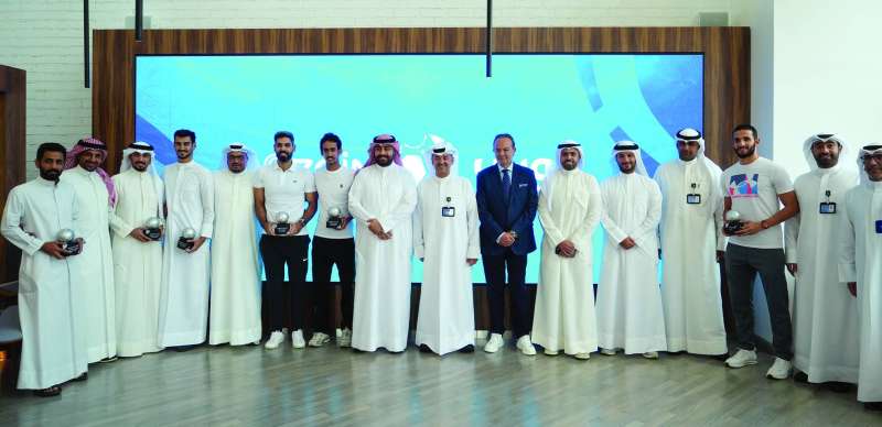 


الإعلامي هشام الخلصي مُتوسطاً الحضور والمُكرّمين 