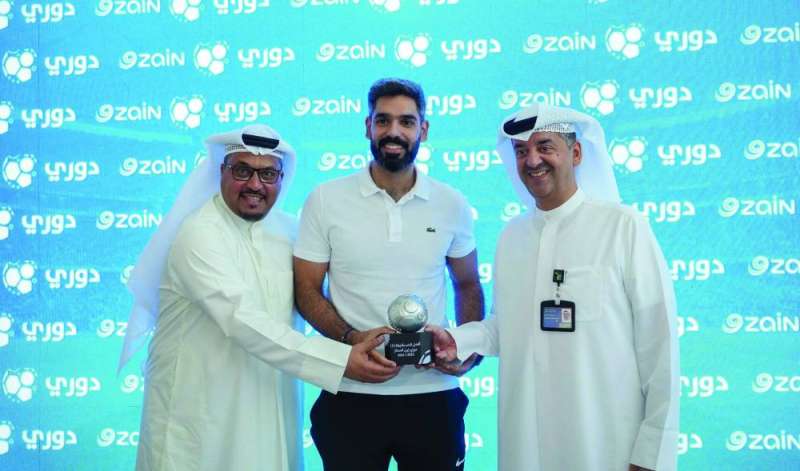 الخشتي وحمادة يُكرّمان أحد اللاعبين