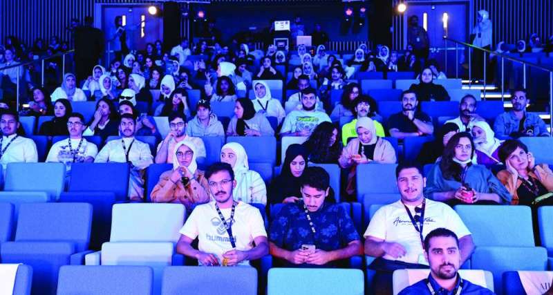 متابعة من طلاب وطالبات الجامعة (تصوير نايف العقلة)