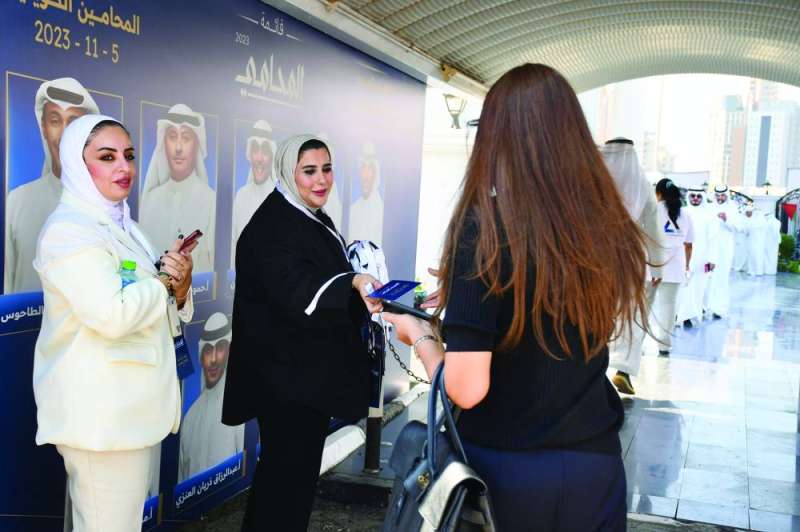 


إقبال من المحاميات والمحامين خلال الاقتراع 