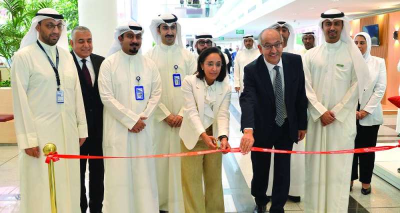 دانة الملا والبقاعين يقصّان شريط افتتاح المعرض	(تصوير سعود سالم) 