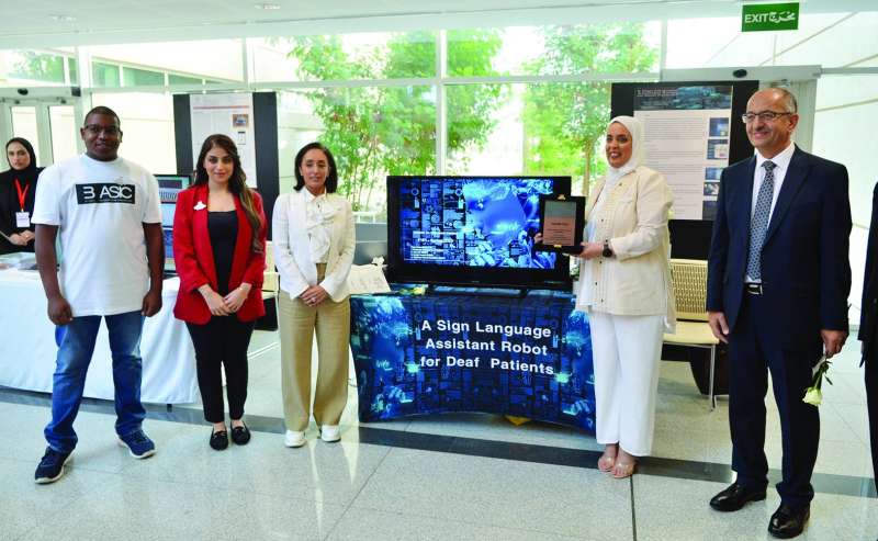 البقاعين مع فريق من الطلبة ومشروعهم 