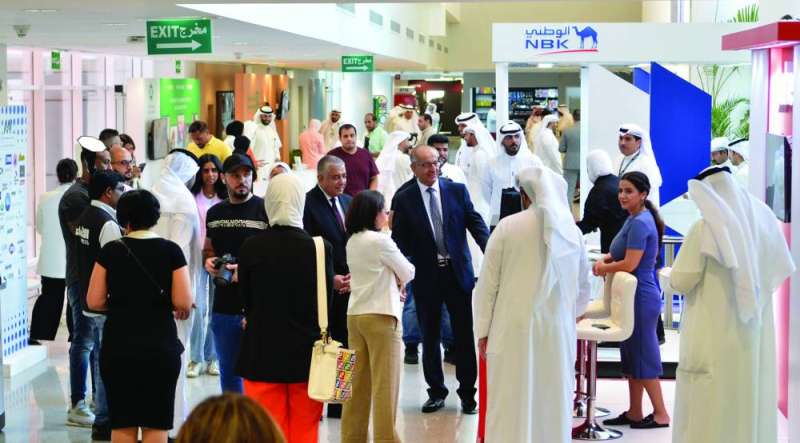 الملا والبقاعين خلال جولة على الأجنحة المشاركة في المعرض 