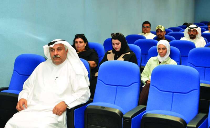 جانب من الحضور خلال إعلان نتائج الاستطلاع (تصوير سعود سالم)