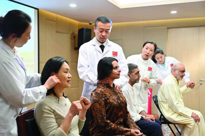 


العلاج بالطريقة الصينية 	(تصوير أسعد عبدالله) 