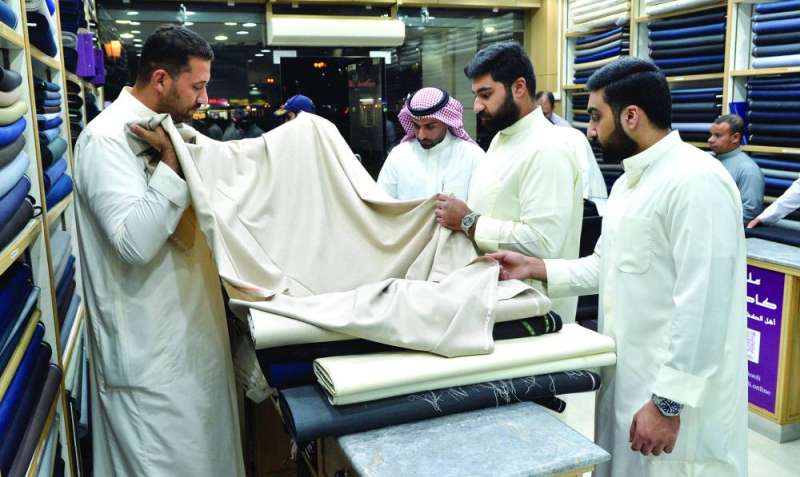 الألوان الفاتحة «هبة» هذا الموسم 	(تصوير سعود سالم) 