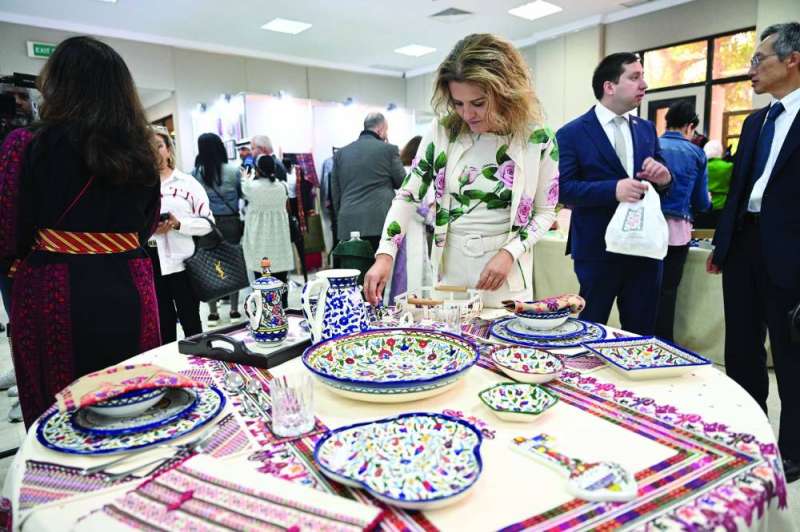 السفيرة الفرنسية تتفقد إحدى المشغولات اليدوية الفلسطينية