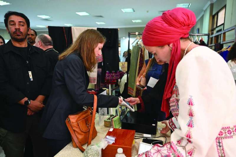 السفيرة البريطانية بليندا لويس في المعرض