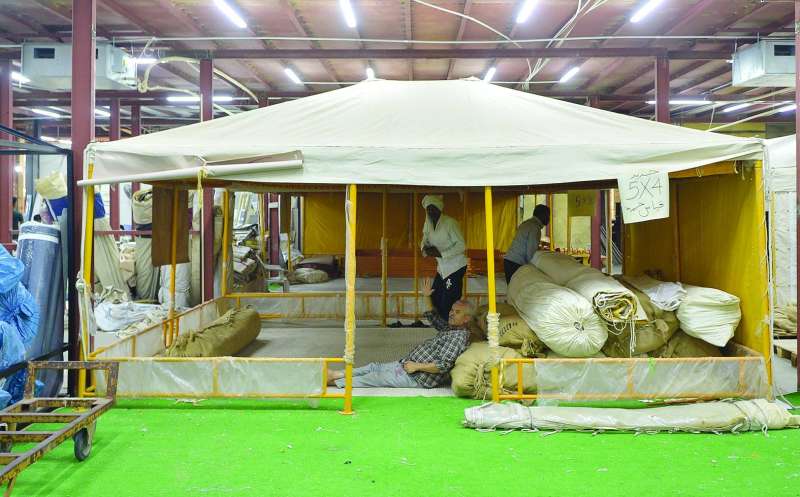 


انتعاش سوق الخيام قبيل بدء موسم المخيمات 	(تصوير سعود سالم) 