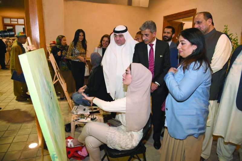 الزامل والسفير الباكستاني يتابعان إحدى المشاركات