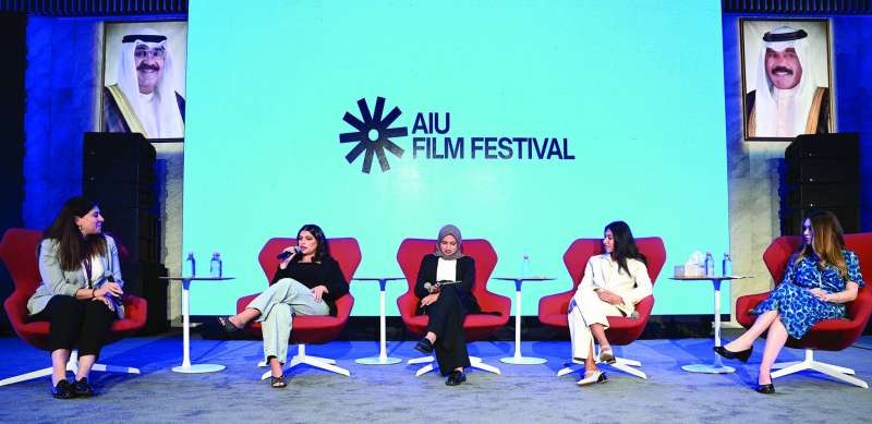 


المتحدثات في المحاضرة 	 (تصوير نايف العقلة) 