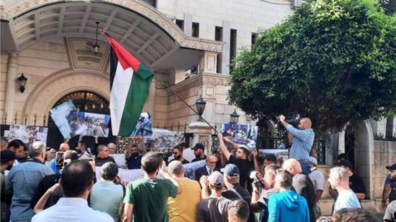 تظاهرة ضد الأميركيين ودعماً لغزة في محيط دار الفتوى في بيروت أمس