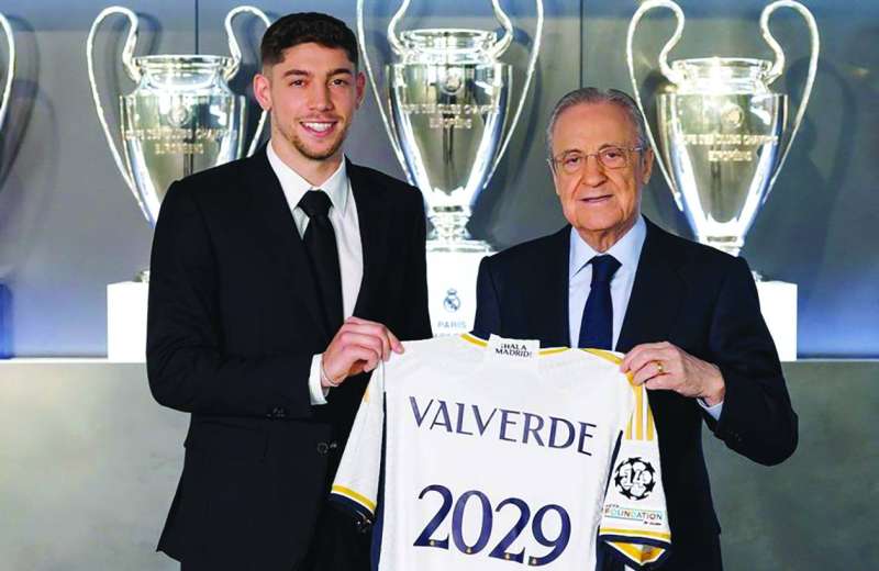 فلورنتينو بيريز مع فيديريكو فالفيردي بعد تجديد العقد