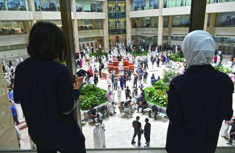 موظفون في الوزارة