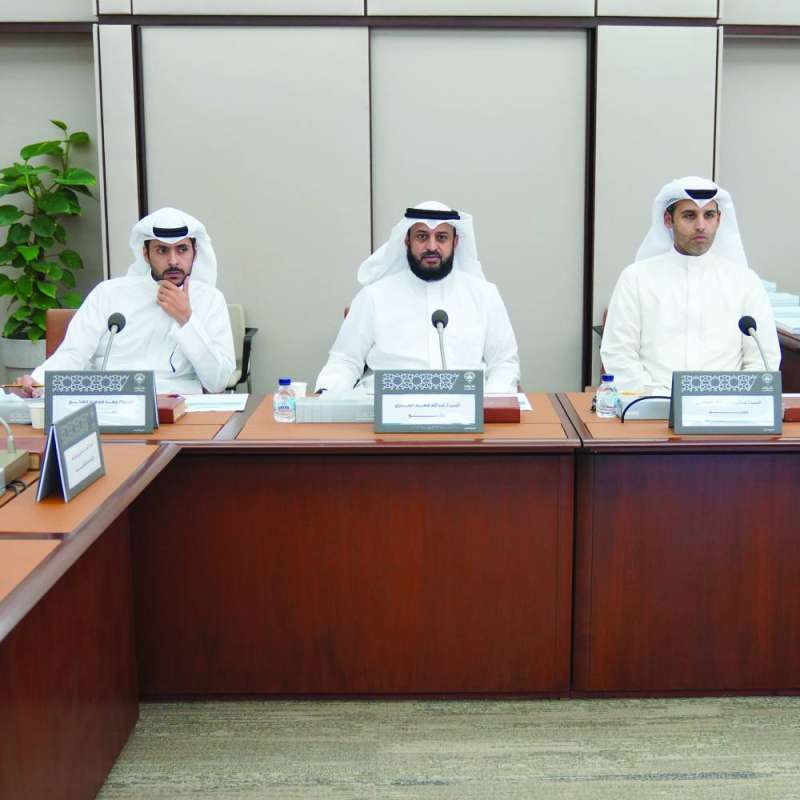 عبدالوهاب العيسى وعبدالله فهاد وحمد المدلج في اجتماع الخميس الماضي 