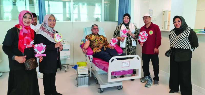 السفيرة الإندونيسية بجانب أحد المتبرعين خلال الفعالية 