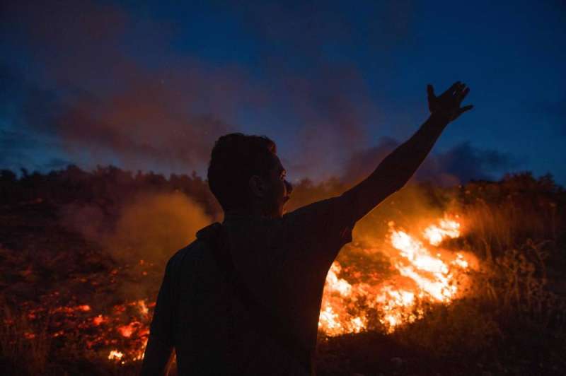 ألسنة النيران تتصاعد في حقل جنوب لبنان (أ ف ب)