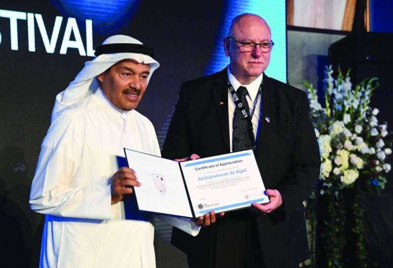 مدير الجامعة الأميركية يكرم الفنان عبدالرحمن العقل