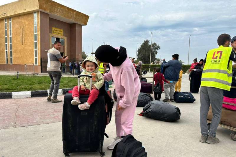  معبر رفح استقبل المزيد من حملة الجنسيات الأجنبية أمس (أ ف ب)